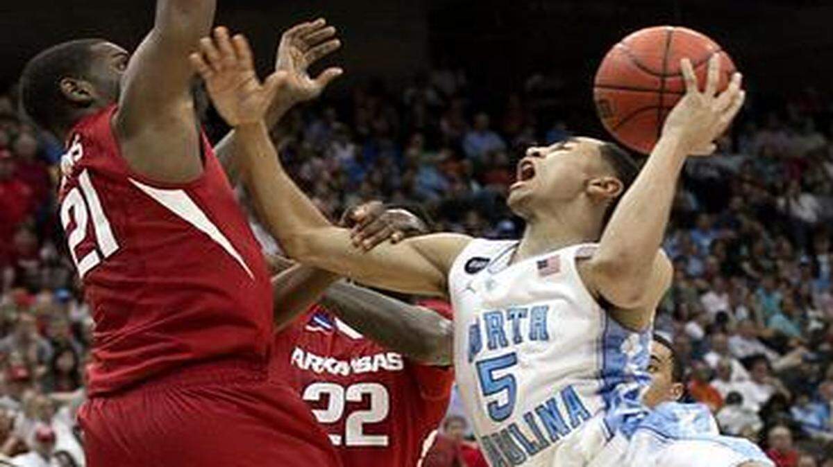 
North Carolina’s Marcus Paige  drives to the basket against Arkansas’ Manuale Watkins (21) and Jacorey Williams (22) during the second half in the third round of the NCAA Tournament on Saturday, March 21, 2015 at the Jacksonville Veterans Memorial Arena.
