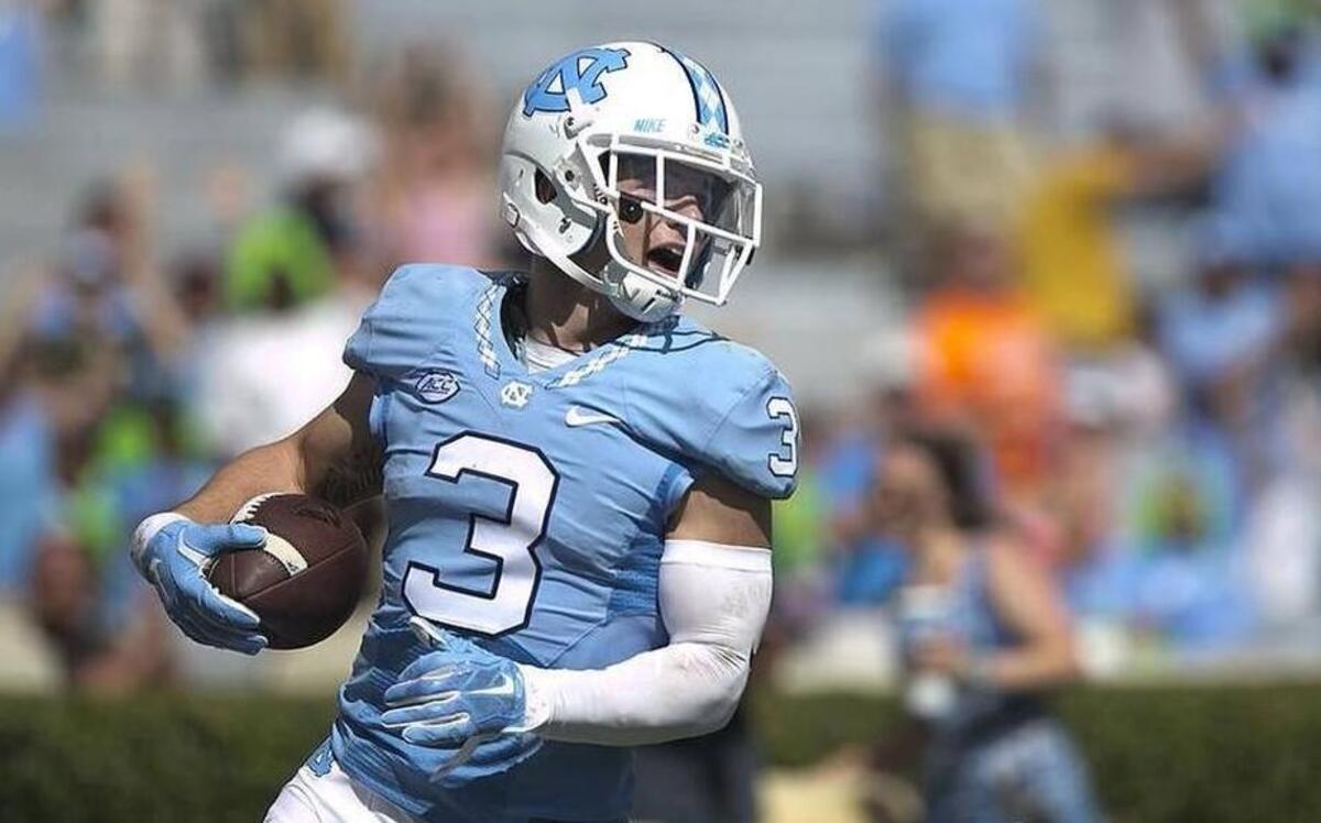 
North Carolina’s Ryan Switzer breaks away from the Illini for an 85-yard punt return for a touchdown in the fourth quarter.
