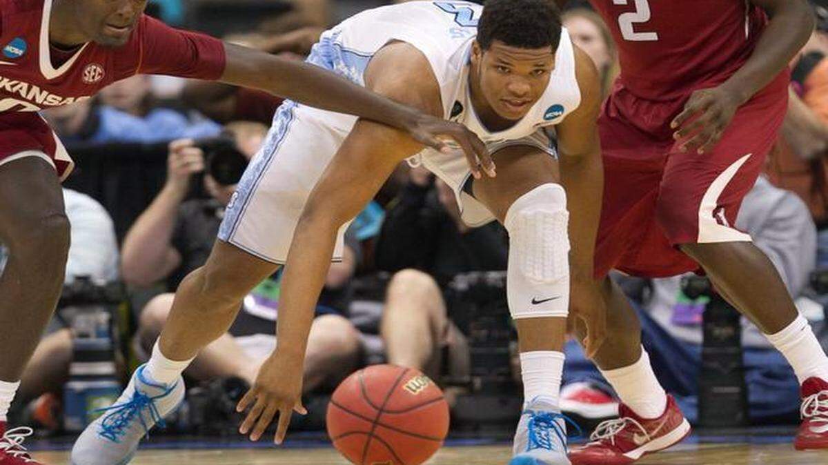 
Arkansas Bobby Portis (10) and North Carolinas Kennedy Meeks (3) eye a loose ball during the second half in the third round of the NCAA Tournament on Saturday, March 21, 2015 at the Jacksonville Veterans Memorial Arena in Jacksonville, Florida.
