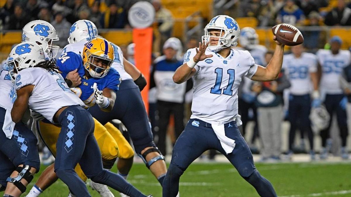 Nathan Elliott (11) of the North Carolina Tar Heels passes in the first quarter during the game against the Pittsburgh Panthers at Pittsburgh’s Heinz Field on Thursday, Nov. 9, 2017.