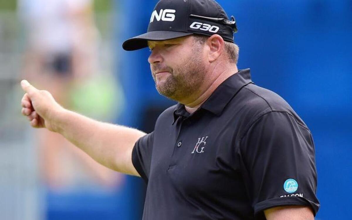 
Jason Gore waves to the gallery after making his birdie putt on the 18th green during the third round of the Wyndham Championship at Sedgefield Country Club on August 22, 2015 in Greensboro, North Carolina. 
