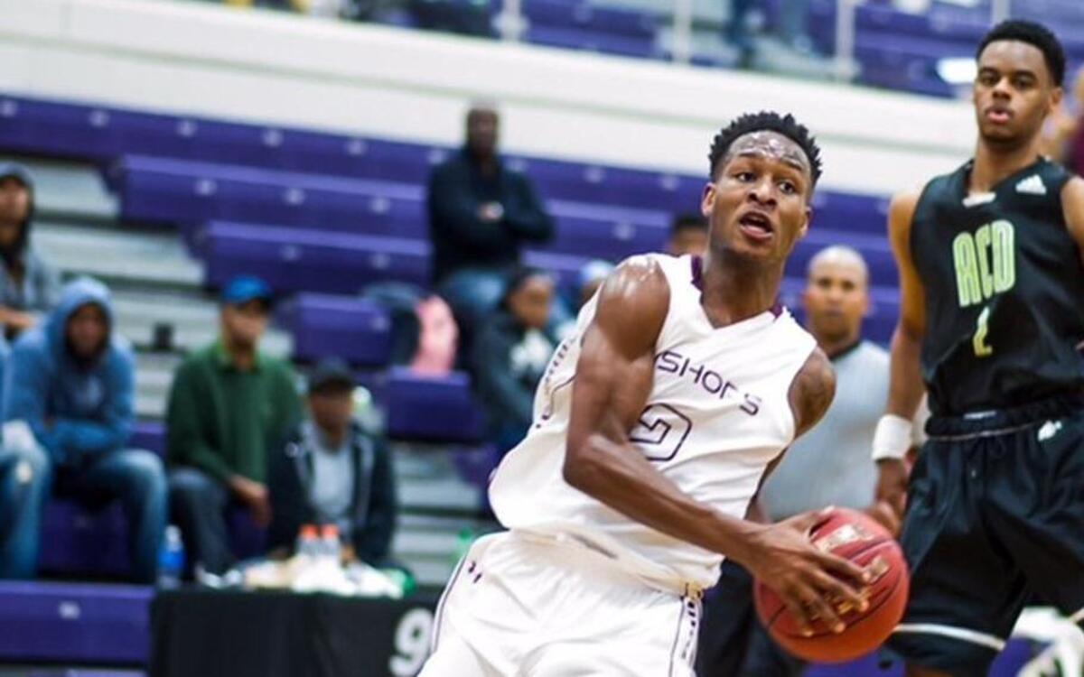 Virginia Episcopal’s Justice Kitchart (2) drives to the basket during the HSOT.com Holiday tournament.