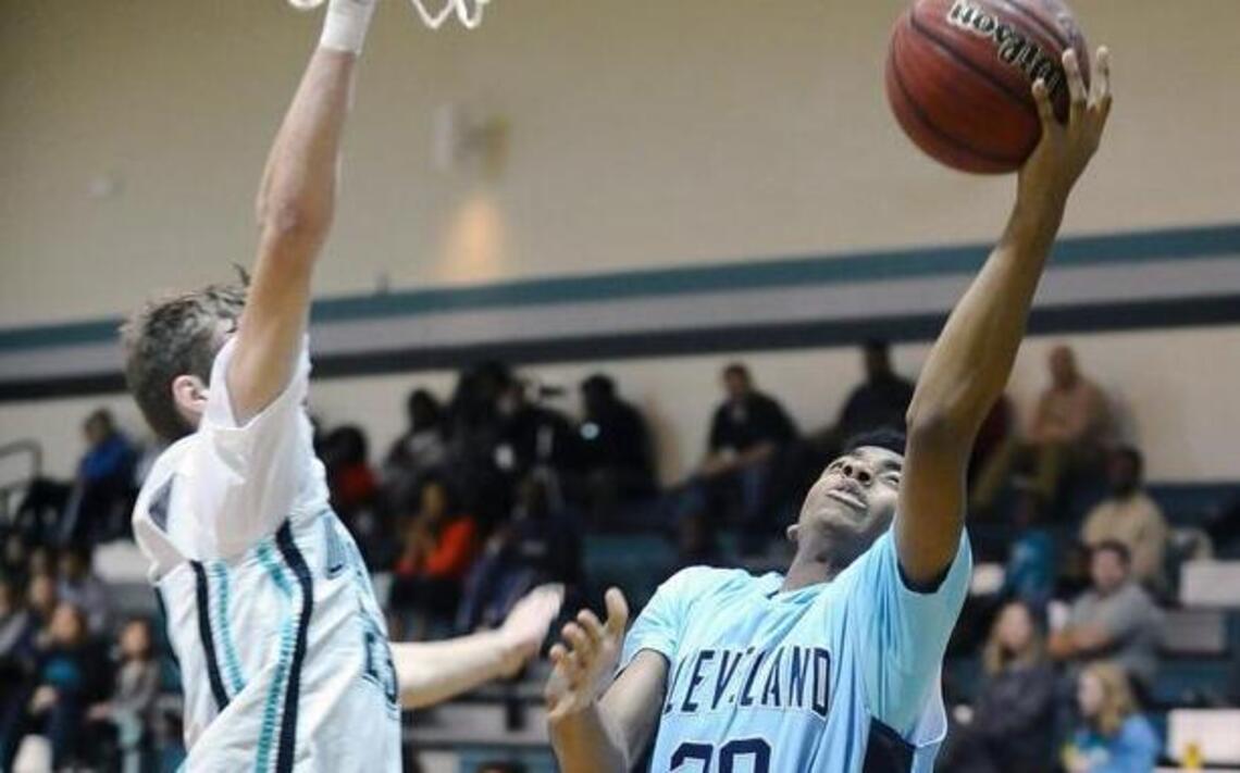 Cleveland convincing in rivalry basketbal sweep of West Johnston