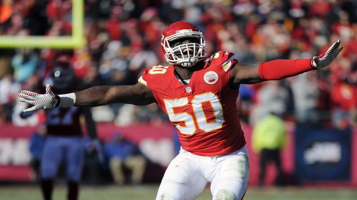 
Kansas City Chiefs outside linebacker Justin Houston (50) signed a six-year deal worth $101 million on Wednesday. That deal is unlikely to affect Panthers middle linebacker Luke Kuechly, but Kuechly should set the standard for middle linebackers when he signs. 
