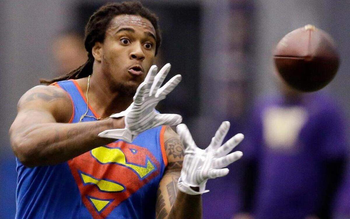 
Former Washington player Shaq Thompson reaches for a pass as he works out at Washington's pro day Thursday, April 2, 2015, in Seattle. (AP Photo/Elaine Thompson)
