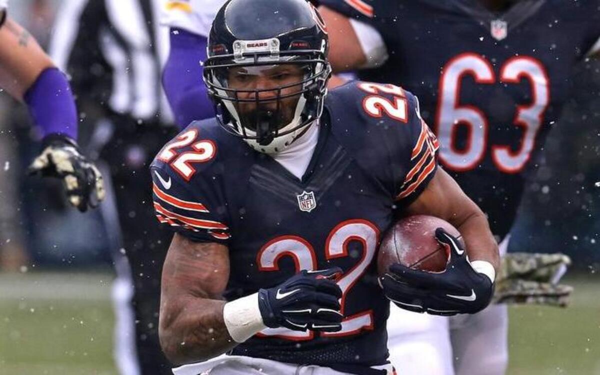 
Matt Forte #22 of the Chicago Bears runs against the Minnesota Vikings at Soldier Field on October 19, 2014 in Chicago, Illinois. The Bears defeated the Vikings 21-13. 
