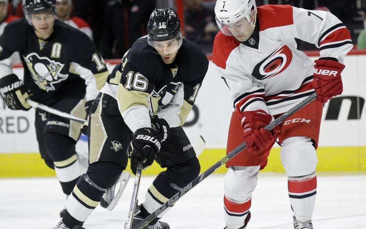 
Pittsburgh Penguins' Brandon Sutter (16) and Carolina Hurricanes' Ryan Murphy (7) chase the puck during the first period of an NHL hockey game in Raleigh, N.C., Thursday, March 26, 2015. 
