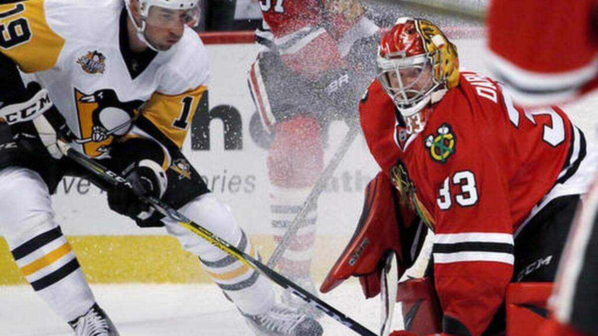 The Carolina Hurricanes on Friday announced they had acquired goaltender Scott Darling from the Chicago Blackhawks.