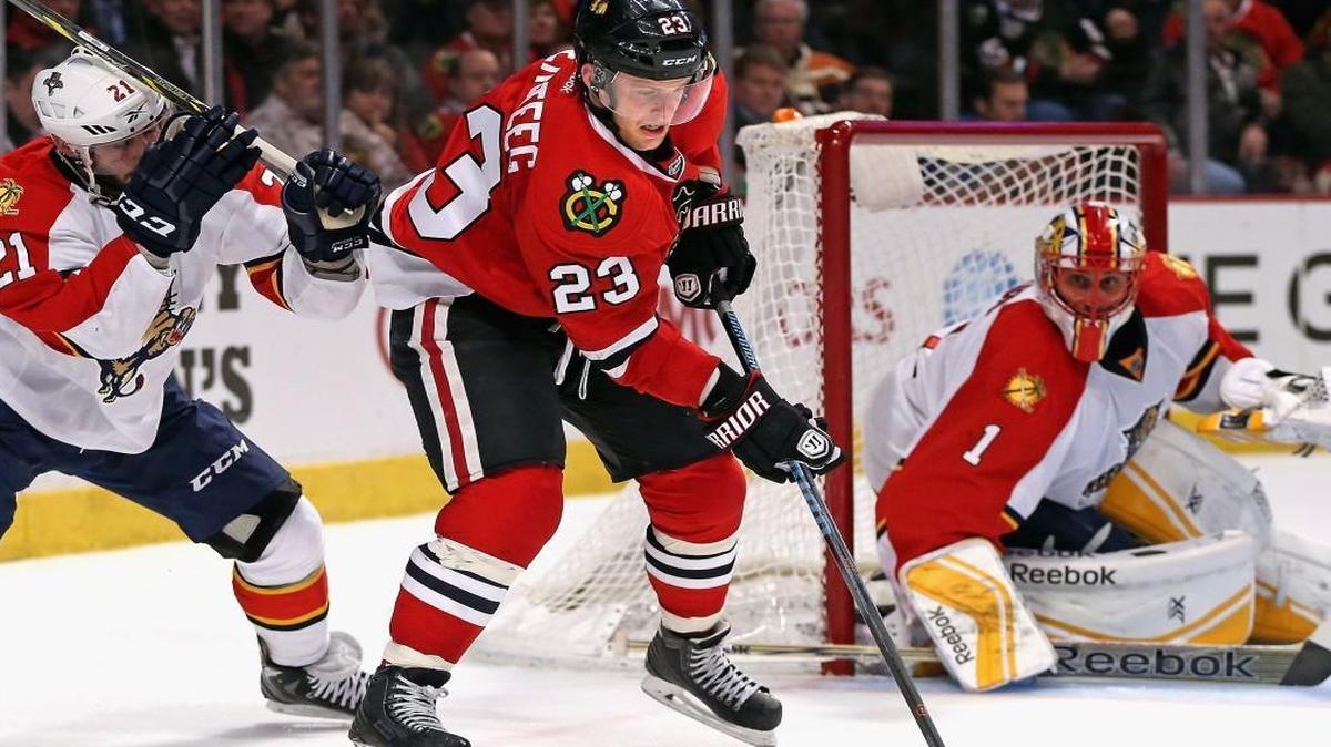 
Kris Versteeg #23 of the Chicago Blackhawks battles for the puck with Vincent Trocheck #21 of the Florida Panthers at the United Center on February 24, 2015 in Chicago, Illinois. The Blackhawks defeated the Panthers 3-2 in a shootout. 
