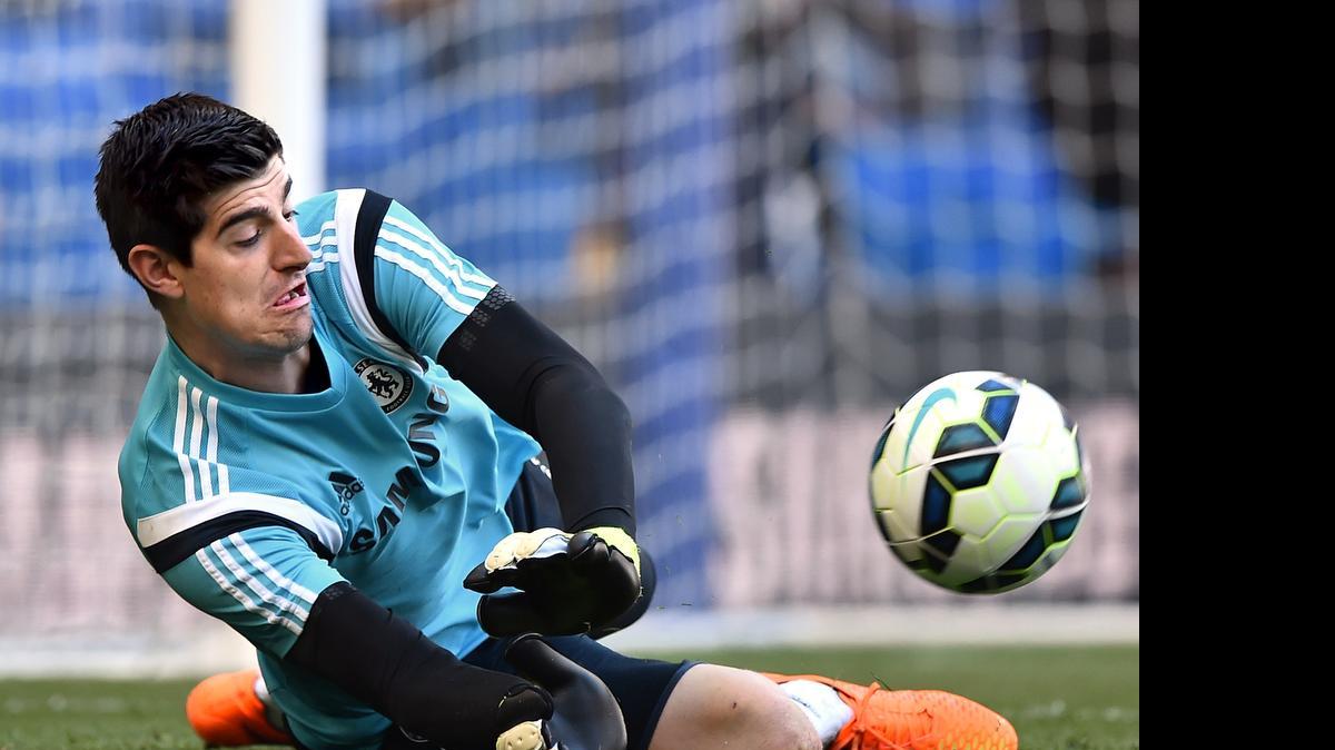 
Chelsea's Belgian goalkeeper Thibaut Courtois warms up before the English Premier League football match between Chelsea and Manchester United at Stamford Bridge in London on April 18, 2015. 
