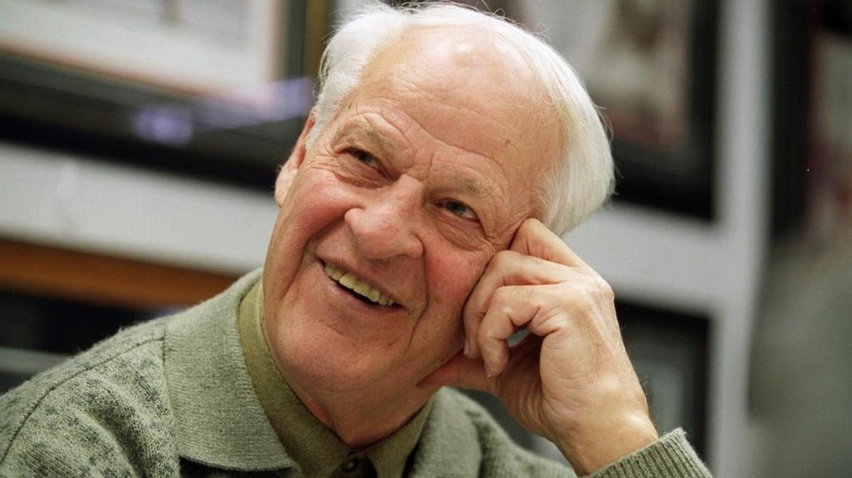 Former Red Wings star Gordie Howe poses for a portrait in his office in 2003 in Commerce Township, Mich. The hockey legend died on June 10, 2016. He was 88. (Susan Tusa/Detroit Free Press/TNS)