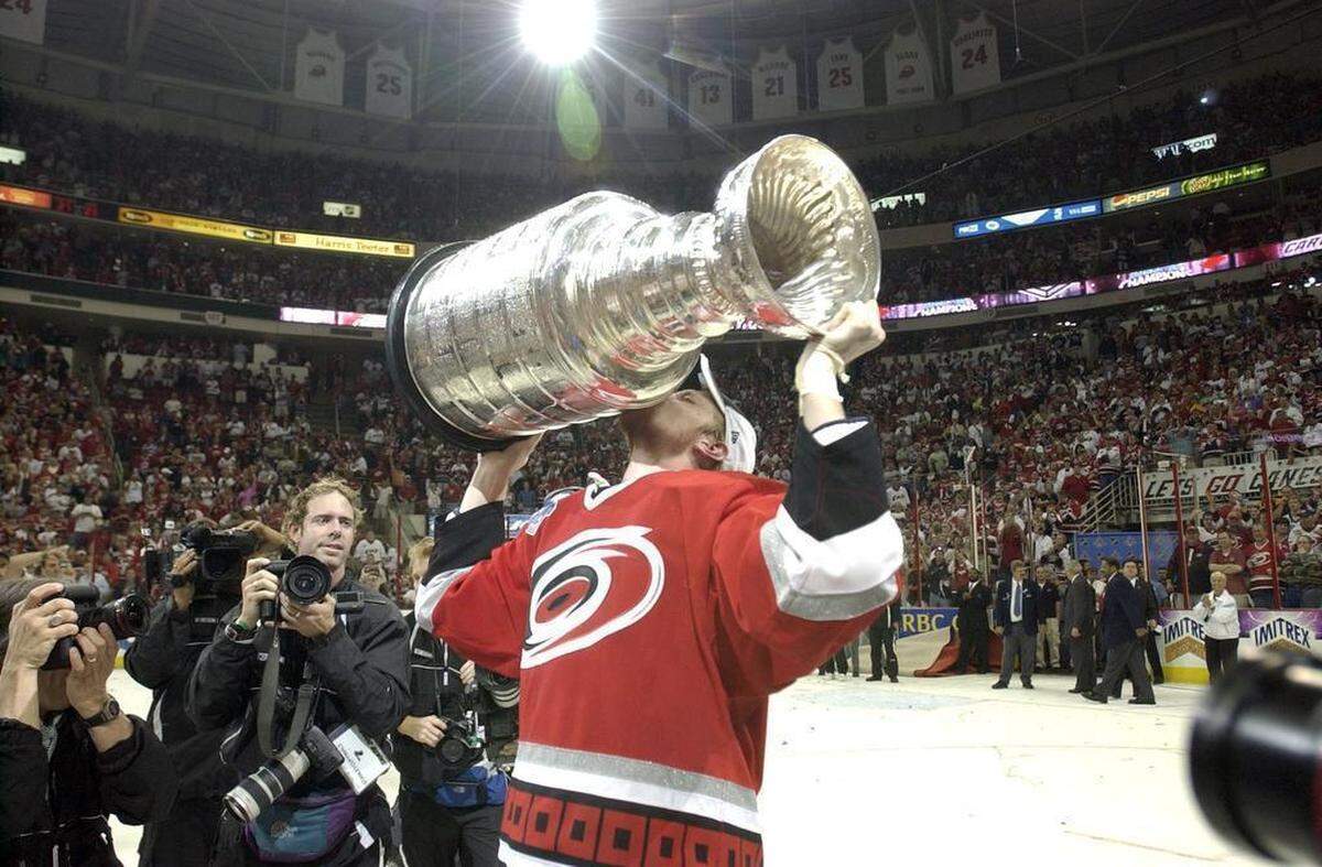The Canes Eric Staal kisses the Stanley Cup after the Carolina Hurricanes beat the Edmonton Oilers in Game 7 of the Stanley Cup.
