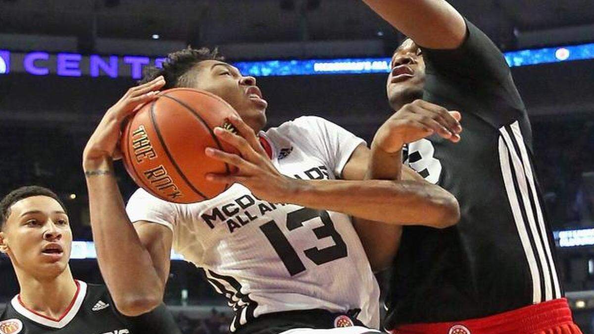 
Brandon Ingram of the West team tries to get off a shot against Diamond Stone of the East team during the 2015 McDonalds's All American Game at the United Center on April 1, 2015 in Chicago, Illinois. 
