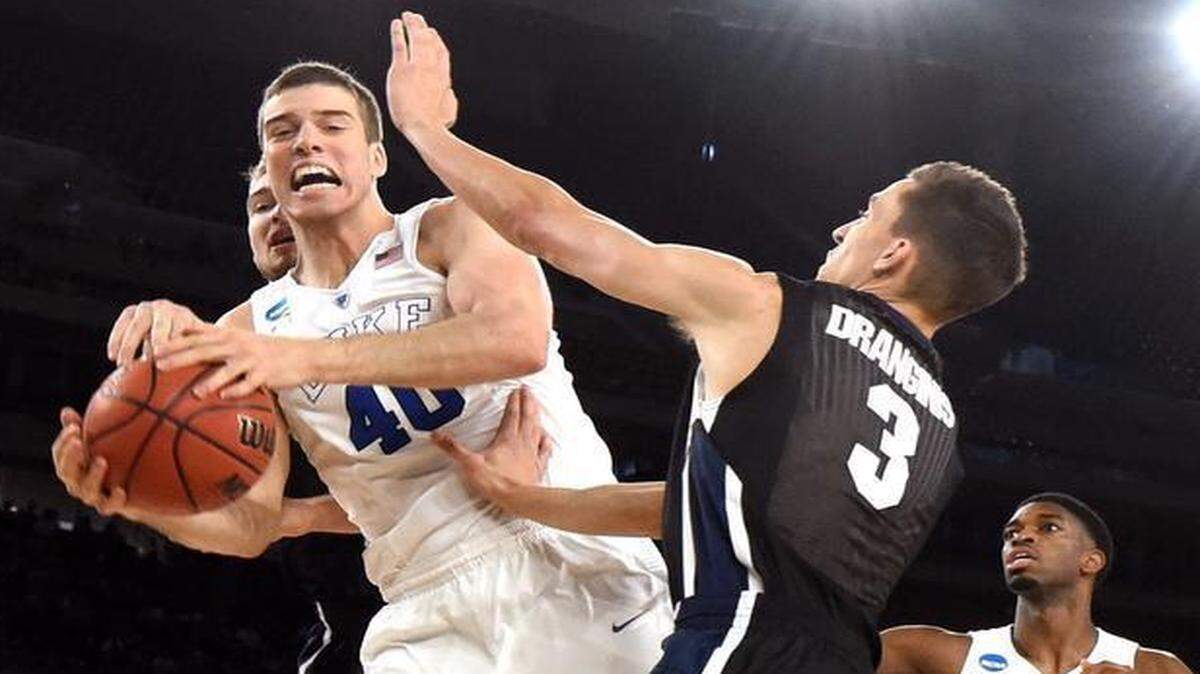
Duke center Marshall Plumlee (40) is pressured by Gonzaga’s Kyle Dranginis (3) during their game in the NCAA South Region Sunday, March 29, 2015 at the NRG Stadium in Houston, Texas.
