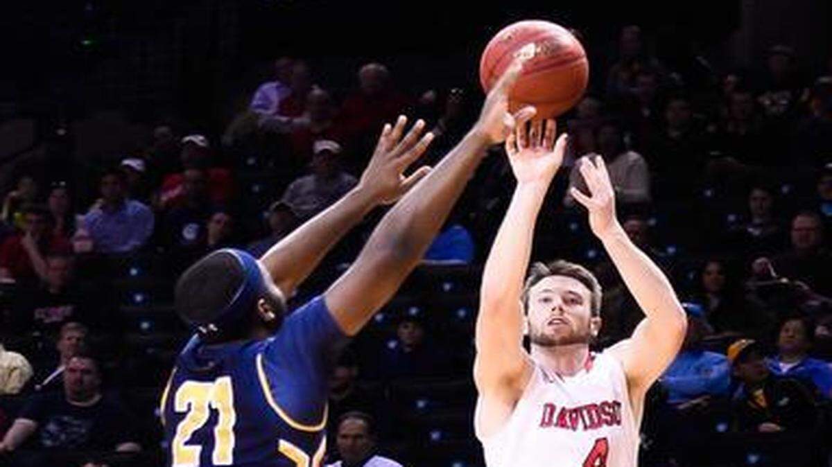 
Tyler Kalinoski #4 of the Davidson Wildcats shoots over Jordan Price #21 of the La Salle Explorers during a quarterfinal game in the 2015 Men's Atlantic 10 Basketball Tournament at the Barclays Center on March 13, 2015 in the Brooklyn borough of New York City. 
